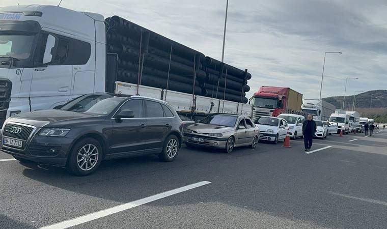 TIR’dan ayrılan dorse Düzce kesiminde ulaşımı aksattı