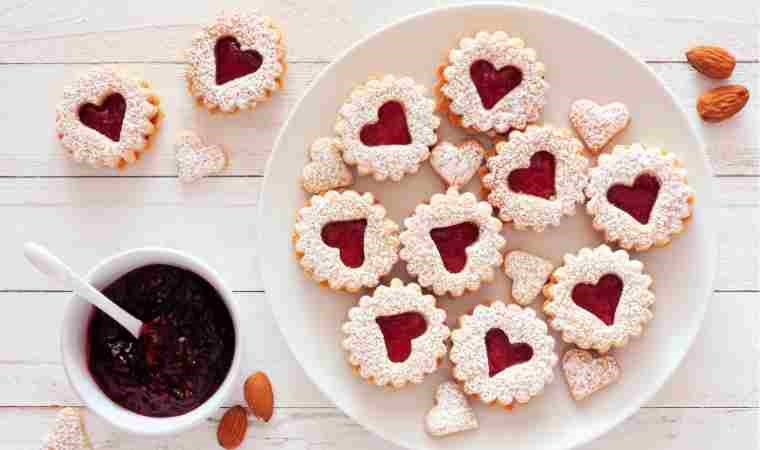 Sevgililer gününe tatlı bir dokunuş: Ev yapımı özel kurabiye tarifi…