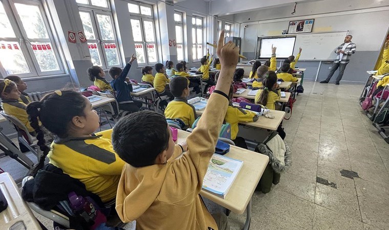 MEB, okullarda iktidar partisinin propagandasını yapıp övgüler yağdırıyor: Derste ‘AKP reklamı’