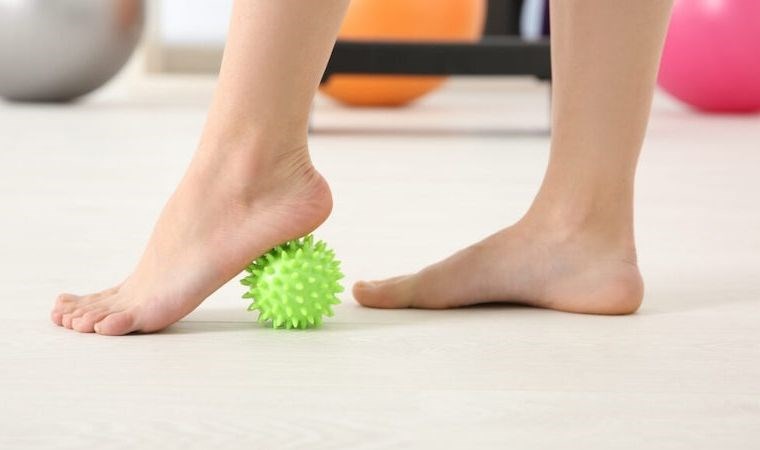Ayak ağrılarına iyi gelen 8 egzersiz: Gün boyu yorulan ayaklarınızı bu pratik hareketlerle rahatlatın...