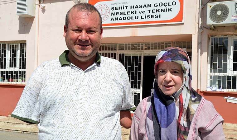 Kolları olmayan seçmen oyunu kullandı: Zarfı ağzıyla sandığa attı - Son Dakika Türkiye Haberleri | Cumhuriyet