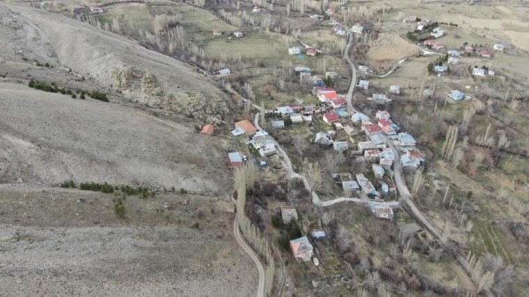 Sivas'ta mantar kayalar tehdidi: Köyün taşınması gündemde