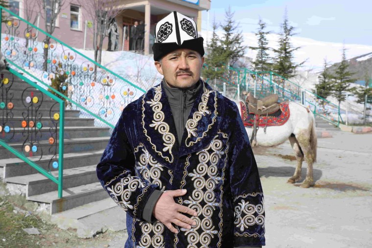 Van'daki Kırgız Türkleri yöresel kıyafetleriyle sandık başında - Son Dakika Yaşam Haberleri | Cumhuriyet