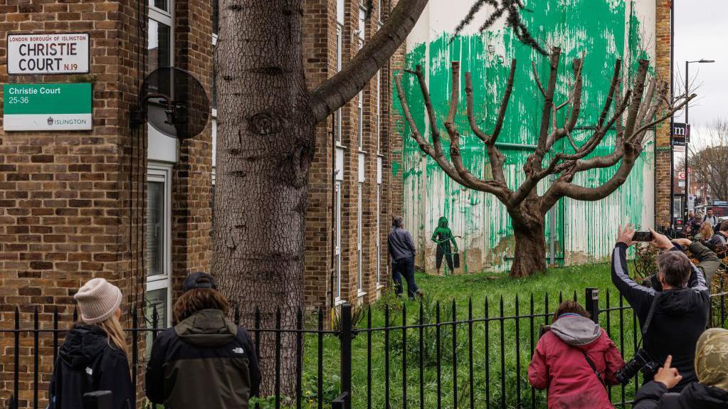 Banksy'nin Londra'daki yeni eserine ziyaretçi akını