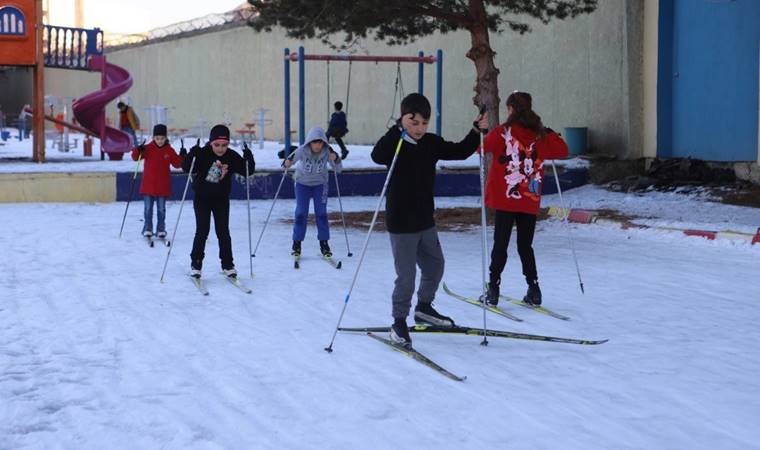 Milli kayakçı Zozan Malkoç, kız çocuklarına umut oluyor: 'Geleceğin milli sporcularını hazırlıyorum'