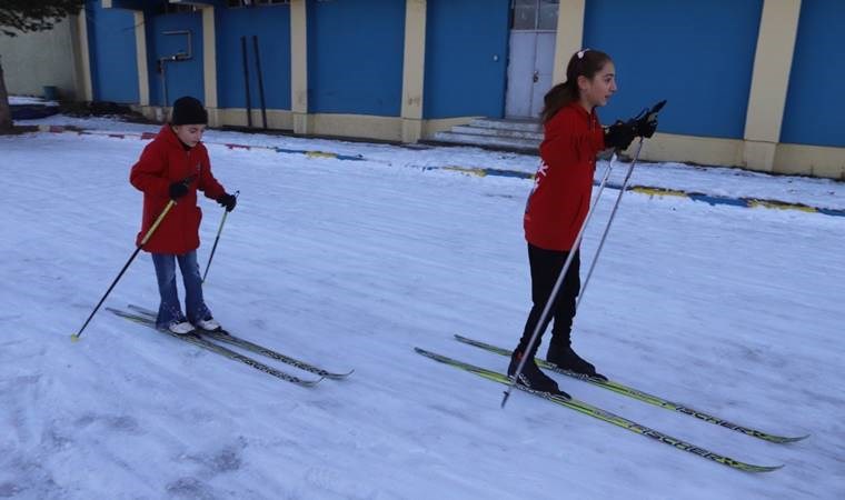 Milli kayakçı Zozan Malkoç, kız çocuklarına umut oluyor: 'Geleceğin milli sporcularını hazırlıyorum'