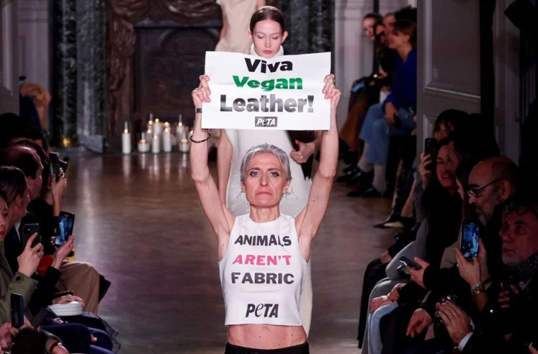 Victoria Beckham'ın defilesinde 'hayvan hakları' protestosu yapıldı