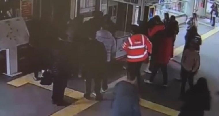 Marmaray İstasyonu'nda saldırıya uğrayan kadın, yüzündeki 40 dikişle dehşet dolu anları anlattı: Telefonla arayıp haber vermiş!