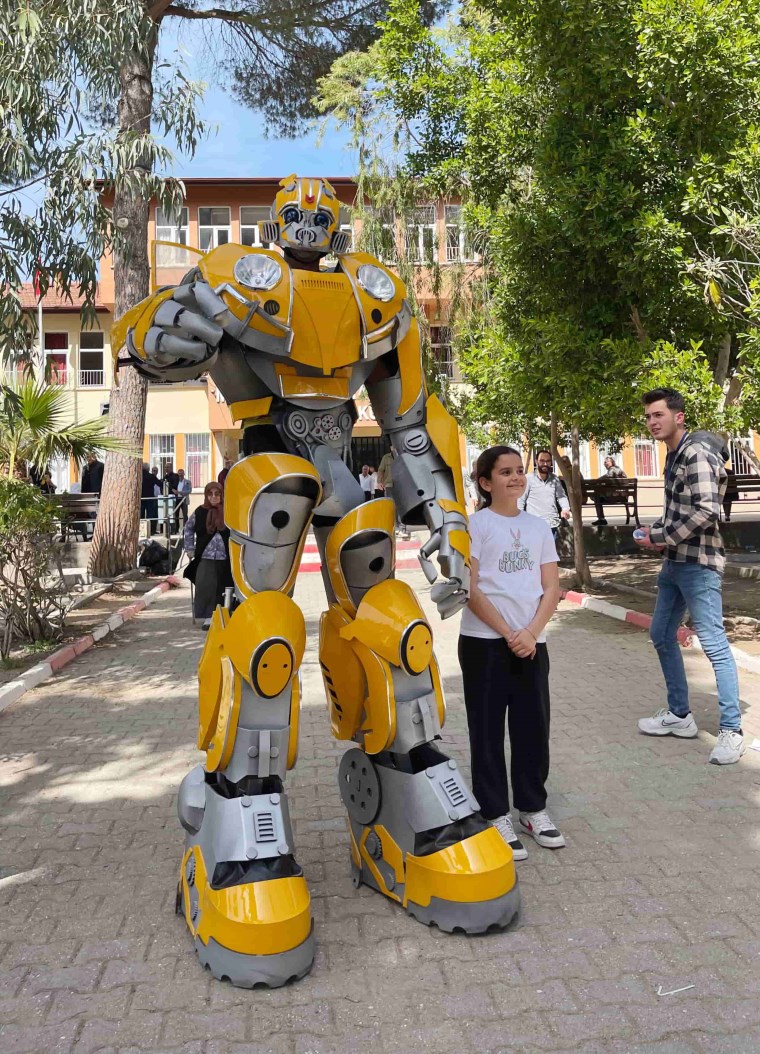 Oy kullanmaya robot kostümüyle geldi - Son Dakika Yaşam Haberleri | Cumhuriyet