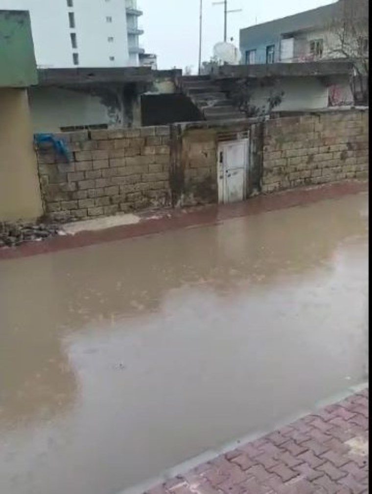 Mardin'de sağanak yağış... Yollar göle döndü, ev ve iş yerlerini su bastı!