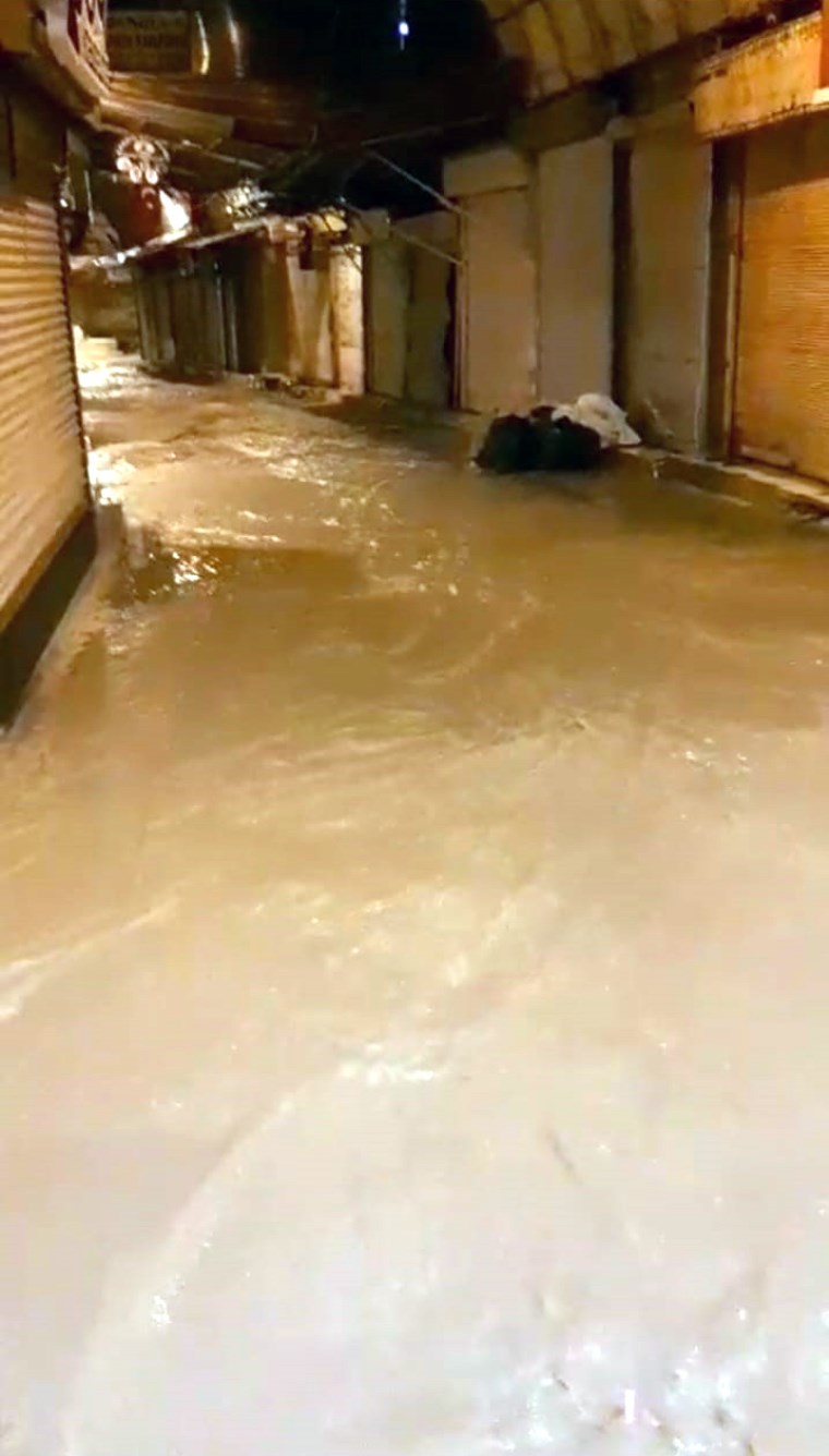 Hatay'da fırtına çatıları uçurdu! Konteynerler su altında kaldı... - Son Dakika Türkiye Haberleri | Cumhuriyet