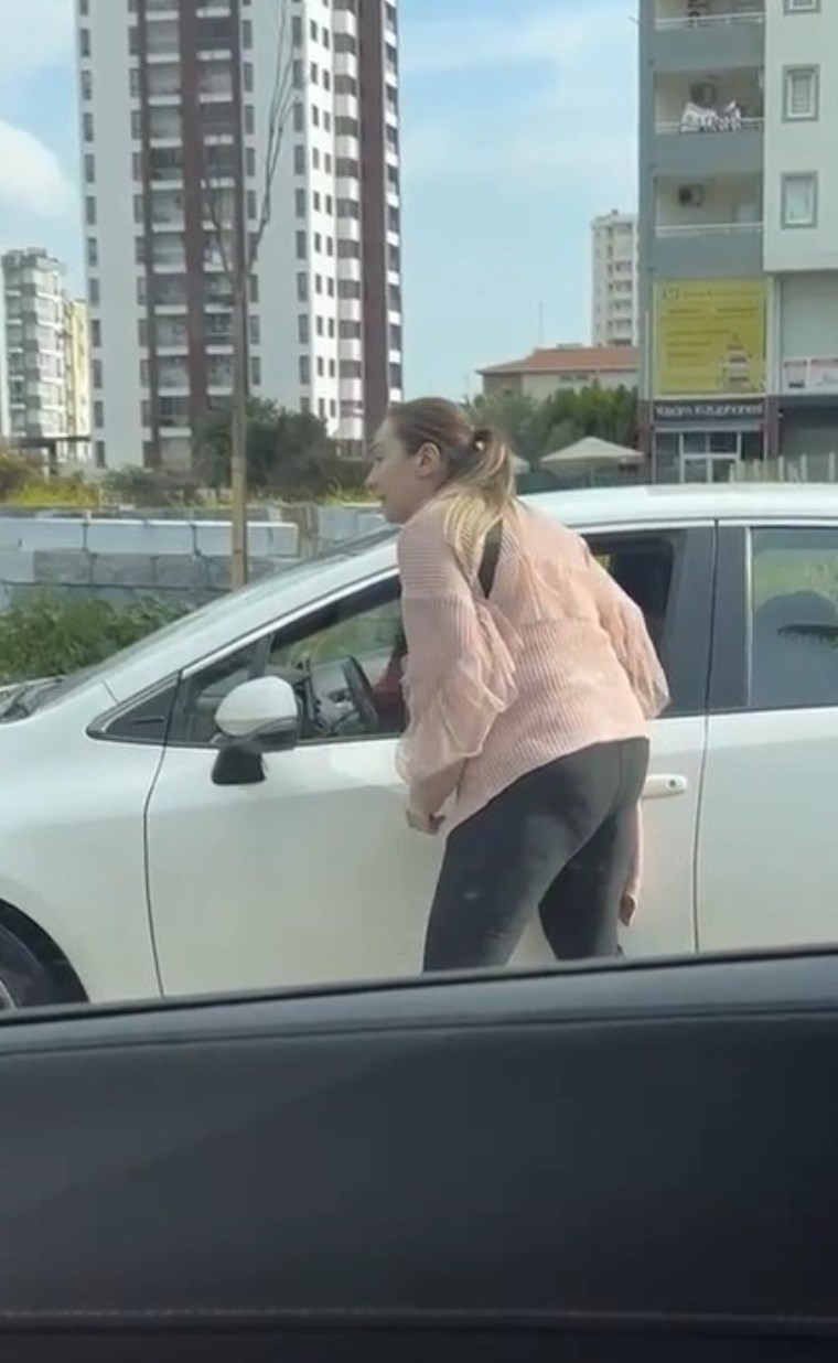 Trafikte bir kadın, tartıştığı kadın sürücüyü yumruklarla darbetti!