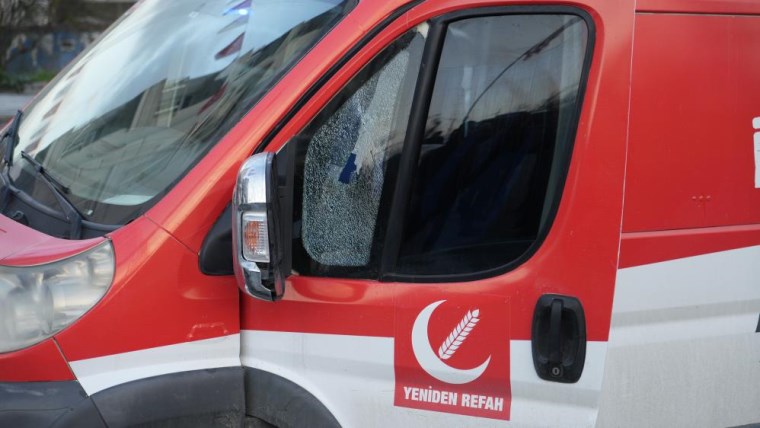 İstanbul'da Yeniden Refah Partisi'nin seçim aracına ateş açıldı!