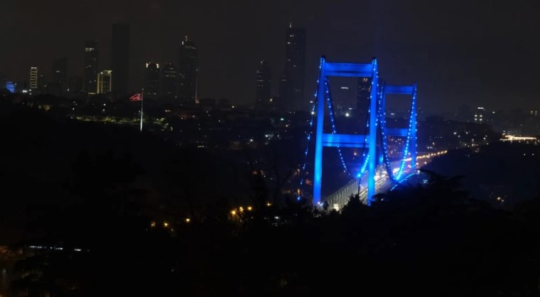 İstanbul'daki köprüler maviye büründü... Nedeni belli oldu!