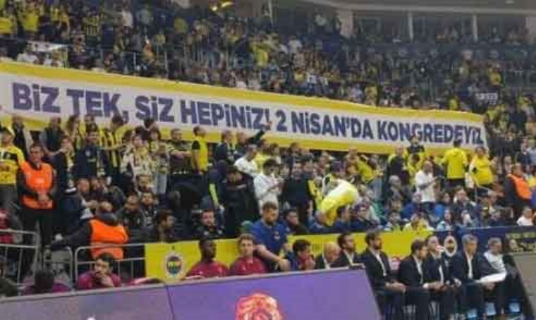 Fenerbahçe taraftarından geceye damga vuran pankart