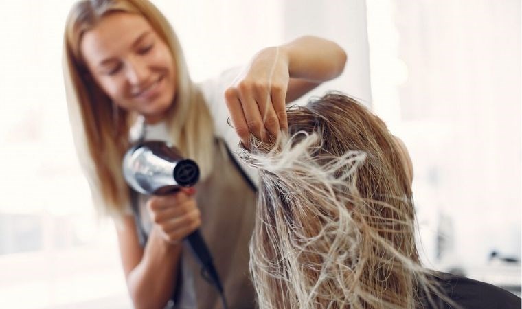 Yıpranmış saçları nasıl onarabilirsiniz? Sağlıklı saçlar için evde deneyebileceğiniz 6 altın tavsiye!