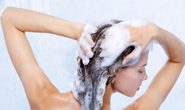 Yıpranmış saçları nasıl onarabilirsiniz? Sağlıklı saçlar için evde deneyebileceğiniz 6 altın tavsiye!
