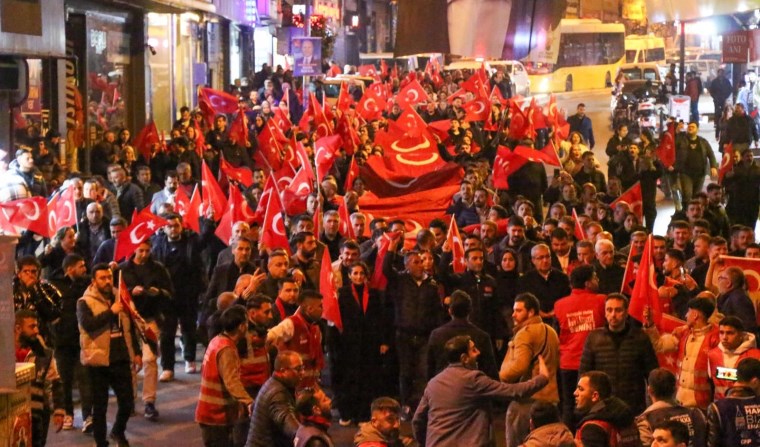 Beyoğlu'nda 18 Mart Çanakkale Zaferi'nde bayraklı yürüyüş