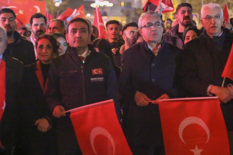 Beyoğlu'nda 18 Mart Çanakkale Zaferi'nde bayraklı yürüyüş