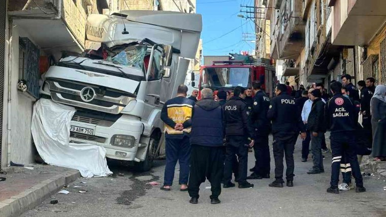 Gaziantep'te feci kaza: Freni boşalan TIR evinin önünde oturan kadını ezdi - Son Dakika Türkiye Haberleri | Cumhuriyet