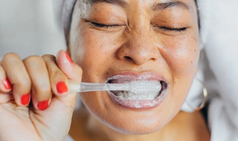 Dişlerinizi fırçaladıktan sonra ağzınızı çalkalıyor musunuz?