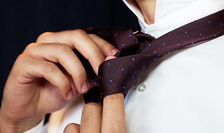 Stilinizi tamamlayın: İşte takım elbiseye uygun kravat seçimi ve bağlama teknikleri...