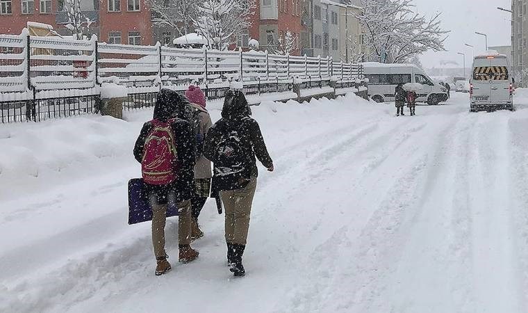 Başkale’de 65 yerleşim yerine ulaşım sağlanamıyor… Okullar tatil edildi!