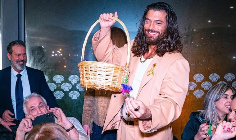 Can Yaman eline sepeti aldı, kadınlara çiçek dağıttı
