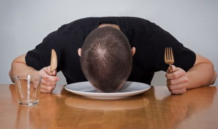 Uzun süre bir şey yenmezse insan vücudunda neler olur?