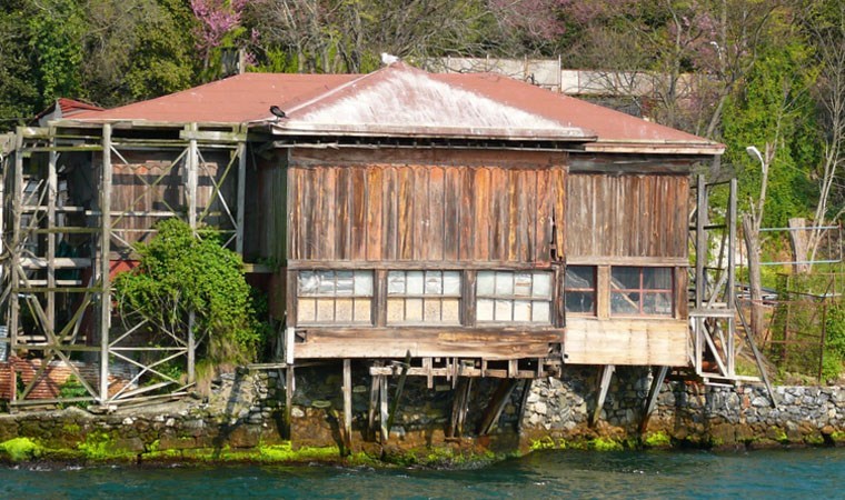 Tarihi yalı çürümeye terk edildi!