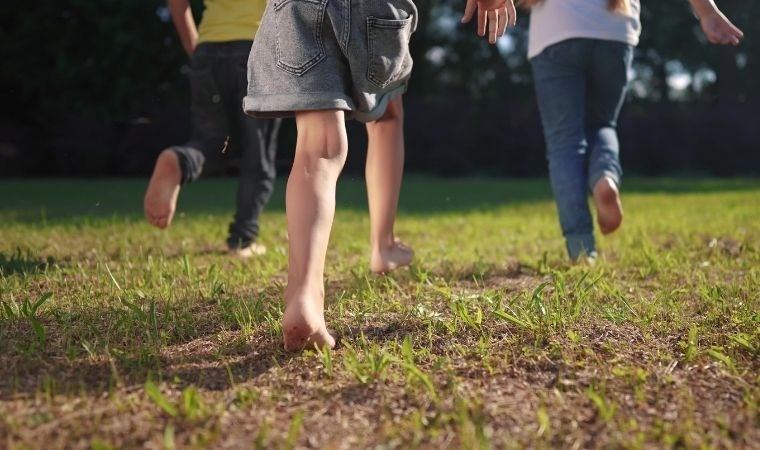 Ayakkabılarınızı rafa kaldırın! Çıplak ayak yürümenin İnanılmaz etkisi