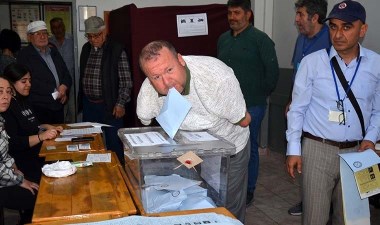 Kolları olmayan seçmen oyunu kullandı: Zarfı ağzıyla sandığa attı – Son Dakika Türkiye Haberleri | Cumhuriyet