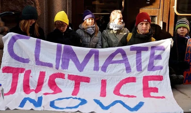 Greta Thunberg’den oturma eylemi: Polis uzaklaştırdı