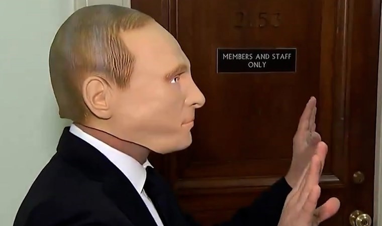 Yolsuzluk soruşturmasına ‘Putin’ maskesiyle geldi