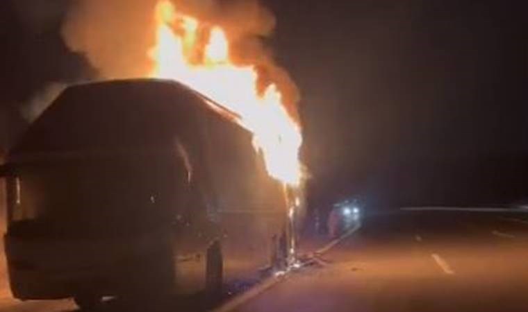 Korku dolu anlar… Seyir halindeki yolcu otobüsü alev aldı!