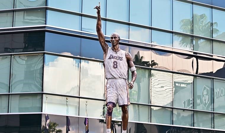 Yetkililer harekete geçti: Kobe Bryant’ın heykelinde skandal hata!