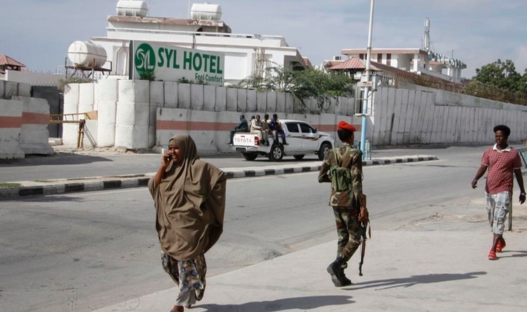 Somali’de milletvekili ve bürokratların bulunduğu otele saldırı