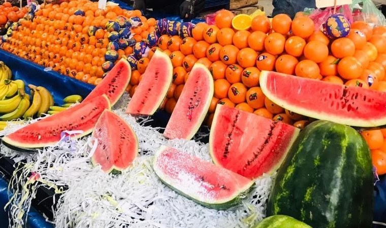Yılın ilk karpuzu tezgâhta yerini aldı: Kilosu cep yakıyor, dilimle satılıyor!