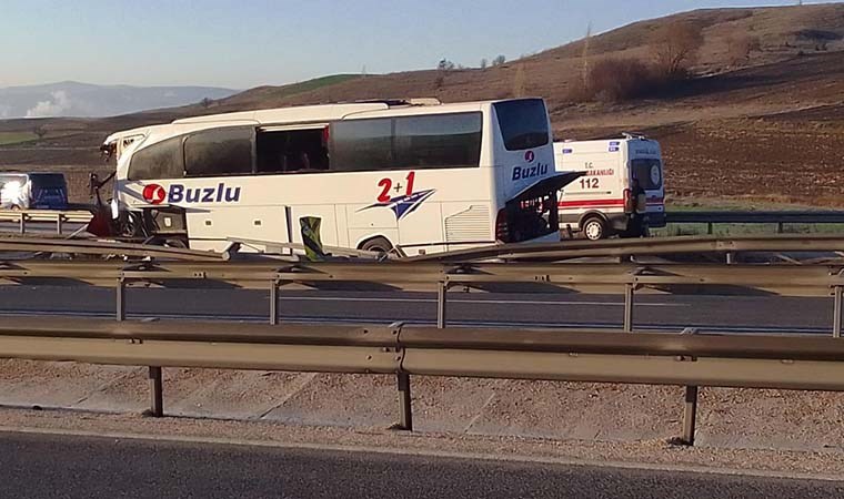 Yolcu otobüsü bariyerlere çarptı! 14 yolcu hastaneye kaldırıldı…