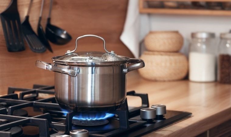 Tencereniz zehir saçıyor olabilir! Mutfak gereçlerindeki gizli tehlike