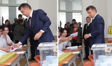 Zafer Partisi İBB adayı Azmi Karamahmutoğlu 'oy zarfını' yanlışlıkla görevliye verdi – Son Dakika Siyaset Haberleri | Cumhuriyet