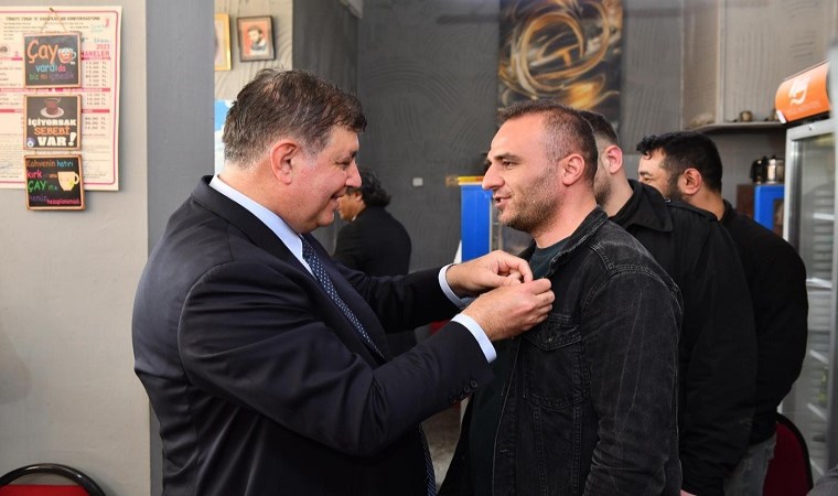 Cemil Tugay AKP’den istifa ederek CHP’ye katılanlara rozet taktı