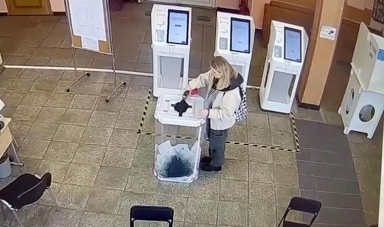 Görüntüleri çıktı: Rusya’daki seçim sandığına boyalı protesto