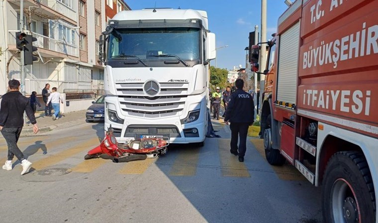 Motosiklet hafriyat kamyonunun altında kaldı!