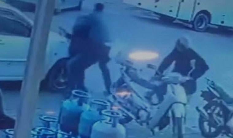 Kardeşini uçan tekmeyle korudu