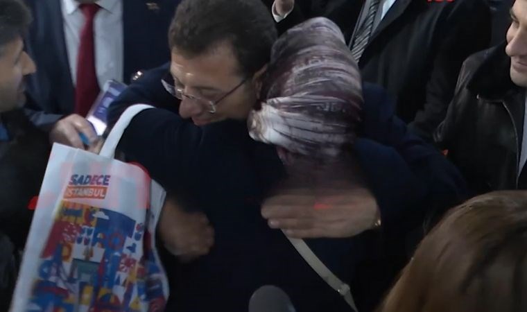 AKP poşeti tutan yurttaş İmamoğlu’nun boynuna sarıldı