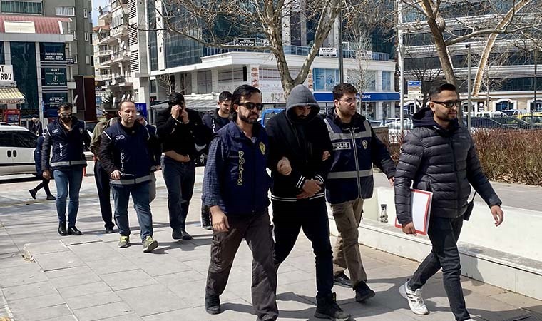 Balıkesir’de 38 düzensiz göçmen ve 1 insan kaçakçısı yakalandı