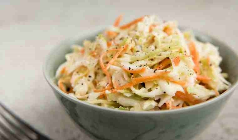 Taze, hafif ve lezzetli: Coleslaw salatası tarifi