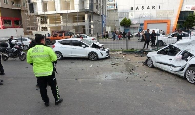 Alanya’da bariyerleri kıran otomobil iki araca çarptı: 2 ölü, 4 yaralı
