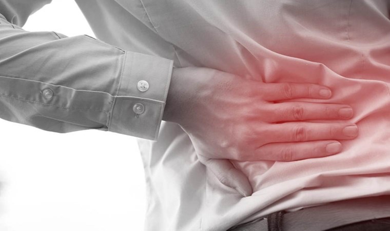 Tüm gün oturuyorsanız şu an yapmanız gereken hareketler: Sırtınızı ve belinizi rahatlatmanız için uzmanlar öneriyor…